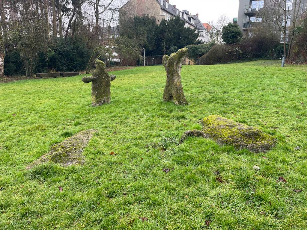 Aktivitäten und Performances: Wiese mit Figuren im Park